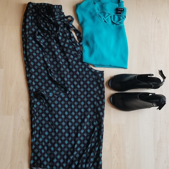 Torrid Geo Print Wide Leg Crop Selftie Pant - Picture 4 of 13